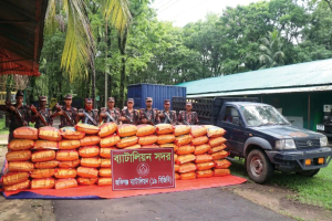 সিলেটে ৪৩ লাখ টাকার চো'রাই পণ্য জ'ব্দ সিলেটে ৪৩ লাখ টাকার চো'রাই পণ্য জ'ব্দ