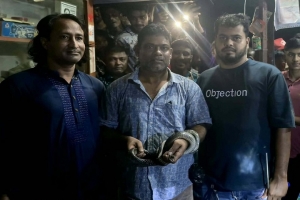 শ্রীমঙ্গলে  দোকান থেকে উদ্ধার হওয়া দাঁড়াশ সাপ বন বিভাগের কাছে হস্তান্তর