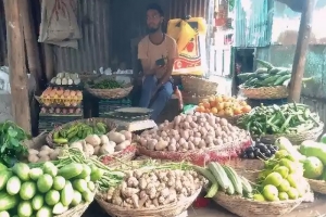 চুনারুঘাটে নিত্য প্রয়োজনীয় দ্রব্যমূল্য বৃদ্ধি,প্রশাসনের সুদৃষ্টি দেওয়ার দাবি 