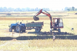দোয়ারাবাজারে নির্বিচারে কাটা হচ্ছে কৃষি জমির টপ সয়েল