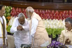 মোদির পা ছুঁয়ে প্রণাম করতে গেলেন নীতিশ কুমার 