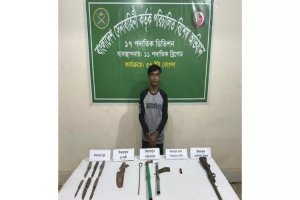 এক যুবকের কাছে মিলল বিপুল পরিমাণ অ স্ত্র
