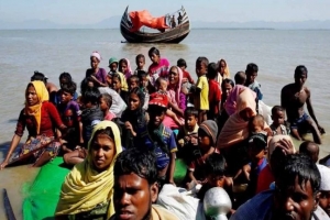 বাংলাদেশে অনুপ্রবেশের অপেক্ষায় হাজার হাজার রোহিঙ্গা 
