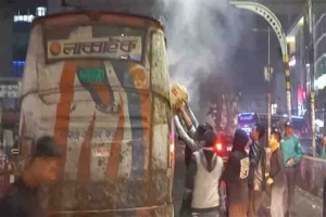 অবরোধের রাতে বাংলামোটর ও যাত্রাবাড়ীতে বাসে আগুন