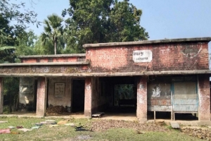 বাহুবলে বন্ধ রেলস্টেশনে মা দ ক সেবীদের আড্ডা