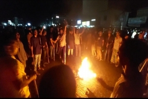 ছাতকে ছাত্রলীগের বি*রুদ্ধে হা*মলার অভিযোগ, টায়ার জ্বালি*য়ে সড়ক অ*বরোধ ছাতকে ছাত্রলীগের বি*রুদ্ধে হা*মলার অভিযোগ, টায়ার জ্বালি*য়ে সড়ক অ*বরোধ