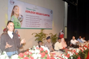 সিলেটে সংবর্ধিত আন্তর্জাতিক নারী ফুটবলার অ্যাশলি মেগান প্লামট্রি সিলেটে সংবর্ধিত আন্তর্জাতিক নারী ফুটবলার অ্যাশলি মেগান প্লামট্রি