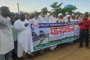 বড়লেখায় রেললাইনে গুরুত্বপূর্ণ রাস্তায় রাখা হয়নি লেভেল ক্রসিং, পুনঃস্থাপনের দাবিতে মা ন ব ব ন্ধ ন