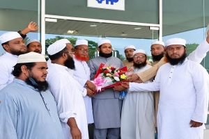 ইউকে জমিয়ত নেতা মাওলানা শামীম আহমদকে বিমানবন্দরে সংবর্ধনা