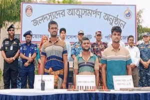অস্ত্রসহ সুন্দরবনের বড় জাহাঙ্গীর বাহিনীর ৩ সদস্যের আত্মসমর্পণ অস্ত্রসহ সুন্দরবনের বড় জাহাঙ্গীর বাহিনীর ৩ সদস্যের আত্মসমর্পণ