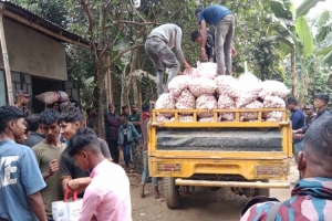 দোয়ারাবাজার সীমান্তে একটি বাড়ি থেকে ৩০০ বস্তা রসুন উদ্ধার 