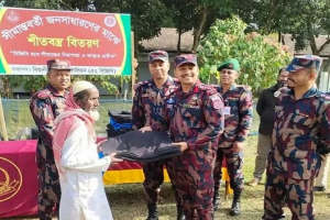 বড়লেখার সিমান্তবর্তী এলাকায় ৫২ বিজিবির শীতবস্ত্র কম্বল বিতরণ