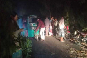 গাছ ফেলে রাস্তা অ ব রো ধ, এরপর ডা কা তি