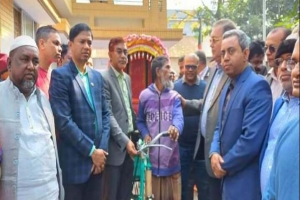 কর্মক্ষম ও দরিদ্র মানুষের মাঝে রিকশা বিতরণ করলেন কৃষিমন্ত্রী আব্দুস শহীদ