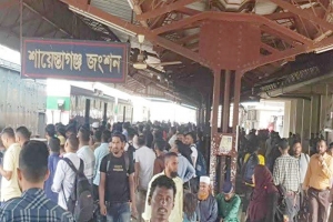 ঈদের ছুটি শেষে শায়েস্তাগঞ্জ রেলজংশনে কর্মমুখী মানুষের ভিড়