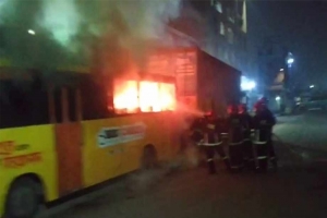 এবার তেজগাঁওয়ে বাসে আগুন