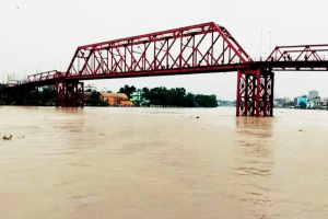সিলেটে ডিবির অভিযান, সুরমা নদীতে ঝাঁপ দেওয়া ব্যক্তির মৃ/ত্যু সিলেটে ডিবির অভিযান, সুরমা নদীতে ঝাঁপ দেওয়া ব্যক্তির মৃ/ত্যু