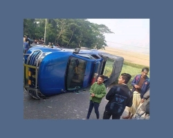 মাধবপুরে পুলিশের পিকআপ-কার সংঘর্ষ, আহত ৭