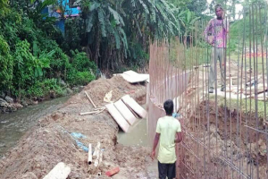 বড়লেখায় অপরিকল্পিত দেয়াল নির্মাণ, ভাঙনের ঝুঁকিতে খাসিয়াদের ১০ বসত ঘর