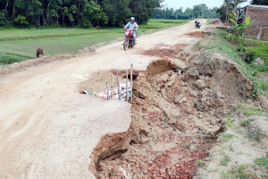পাঁচ বছরেও শেষ হয়নি কুলাউড়ার রাজাপুর সেতুর সংযোগ সড়ক, দু*র্ঘটনার শ*ঙ্কা