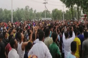 হবিগঞ্জে শ্রমিকদের বকেয়া বেতনের দাবিতে মহাসড়ক অবরোধ