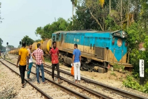 শ্রীমঙ্গলে চালকের অসা ব ধা ন তা য় তেলবাহী ট্রেন লাইনচ্যু*ত
