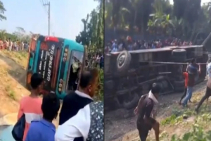 লালমোহনে বাস-অটোরিকশার মুখোমুখি সং ঘ র্ষে নি হ ত ৩