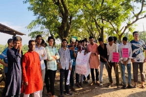 কমলগঞ্জে শিক্ষার্থীরা  রাস্তা সংস্কারের দাবীতে অবস্থান কর্মসূচি