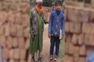 পায়ে শিকল নিয়ে এসএসসি পরীক্ষা দিচ্ছে আলম!