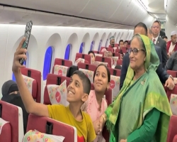 বিমানে শিশুদের সঙ্গে হাসিমুখে সেলফি‌তে প্রধানমন্ত্রী