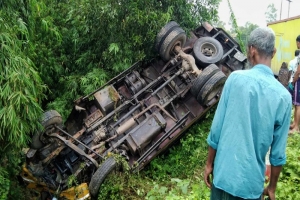 বাহুবলে ট্রাক-কভার্ডভ্যান মুখোমুখি সং*ঘর্ষে চালক নি হ ত