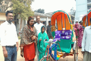 রাজনগরে ব্যাটারিচালিত রিকশা বিতরণ