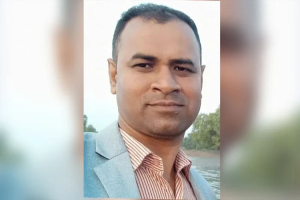 সিঁধ কেটে ঘরে ঢুকে ওষুধ ব্যবসায়ীকে কুপিয়ে হ ত্যা