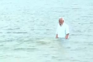 সাগরে ডুব দিলেন মোদি