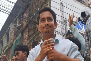 পথসভায় সারজিসকে দেখে ‘দুলাভাই দুলাভাই’ স্লোগান