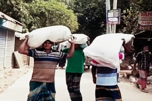 গুদাম ভে/ঙ্গে  সার নিয়ে গেলেন কৃষকেরা