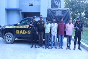 র‍্যাব-৯ এর জালে ট্রেনের টিকেটসহ পাঁচ কালোবাজারি