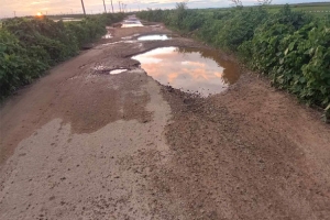 আজমিরীগঞ্জ-বানিয়াচং সড়কে ধীরগতির সংস্কার, দু র্ভো গে জনজীবন
