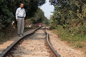 গরমের শুরুতেই বেঁকে গেলো রেললাইন