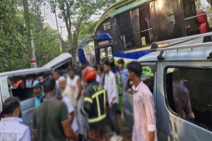 বাস ও মাইক্রোবাসের সং ঘ র্ষ: মৃ*ত্যু বেড়ে ১১
