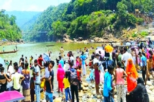 দুর্গাপূজার ছুটিতে জাফলংয়ে পাথর-পাহাড়ের সৌন্দর্যে মুগ্ধ দর্শনার্থীরা