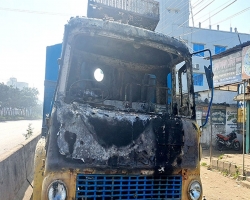 চট্টগ্রামে দাঁড়িয়ে থাকা ট্রাকে আগুন