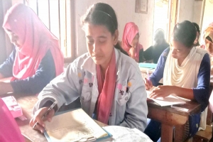 বাবার লাশ বাড়িতে রেখে পরীক্ষা দিল তিন্নি