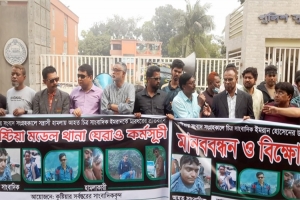 ‘পু লি শে র সামনে’ সাংবাদিকদের ওপর হা ম লা