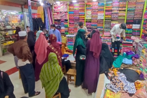 বড়লেখায় জমজমাট ঈদের বাজার, ক্রেতাদের ভিড় 
