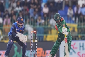 তামিম-জাকেরের অর্ধশতক সত্ত্বেও অবিশ্বাস্য ব্যাটিং ধসে বাংলাদেশের হার