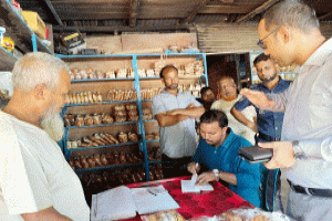 নবীগঞ্জে অস্বাস্থ্যকর পরিবেশে খাবার প্রস্তুত, ৩০ হাজার টাকা জ রি মা না