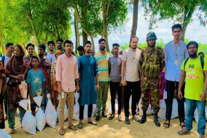 মাধবপুরে খাদ্য সামগ্রী নিয়ে অসহায় মানুষের পাশে সেনাবাহিনী ও শিক্ষার্থীরা