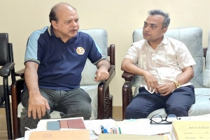 সাবেক পিপি বদরুল আহমদের সাথে নবনিযুক্ত পিপি মোমিনের সৌজন্য সাক্ষাৎ সাবেক পিপি বদরুল আহমদের সাথে নবনিযুক্ত পিপি মোমিনের সৌজন্য সাক্ষাৎ