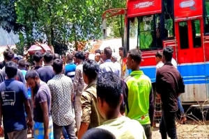 জৈন্তাপুরে বাসচা পা য় গুরুতর আ হ ত একজন, সড়ক অবরোধ
